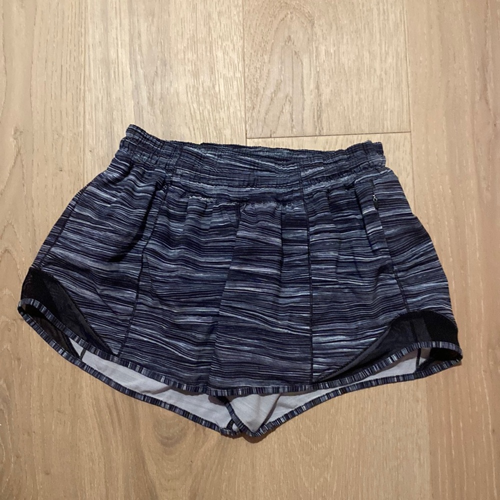 lululemon hotty hot 4 inch shorts!! - size 6